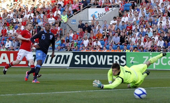 Ngay phút thứ 10, đội tuyển Anh đã mở tỉ số sau cú solo ngoạn mục của Asley Young.